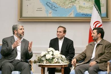 الرئيس الايراني محمود احمدي نجاد يتحدث مع رئيس المكتب السياسي لحركة حماس خالد مشعل أمس