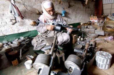 باكستاني يقوم بصناعة بنادق آلية في منطقة دارا ادمخيل القبلية على الحدود الافغانية والتي يتواجد بها اكبر سوق سلاح ومصانع اسلحة مشهورة من نهاية القرن الـ19 ويعمل في تلك المصانع نحو 3500 صانع بنادق