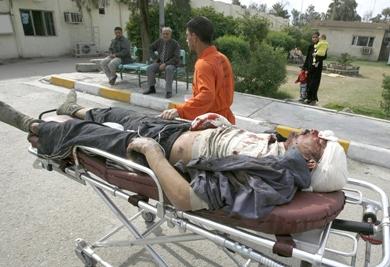 عراقي ينقل احد المصابين في حالة خطرة إلى المستشفى أمس