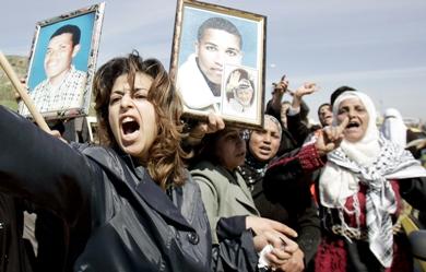 نساء فلسطينيات احتجن أمس وشاركن في مسيرة بمناسبة اليوم العالمي للمرأة