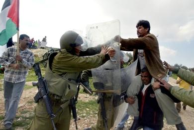 فلسطينيون يشتبكون مع قوات الاحتلال الاسرائيلي امام الجدار العازل أمس