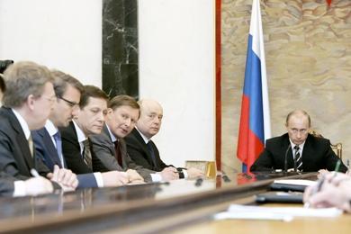 الرئيس الروسي فلاديمير بوتين مع اعضاء حكومته الفائزيين
