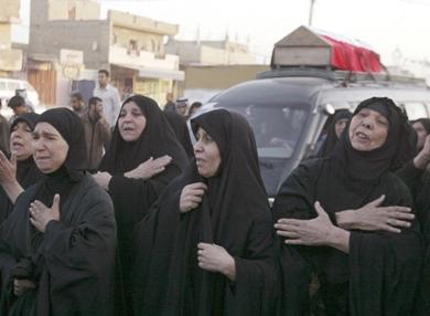 نساء يبكين أثناء تشييع جثامين القتلى