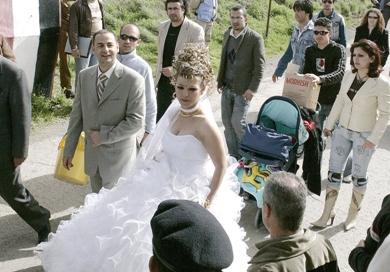 العروسان مهند حرب وأرواد أبو شاهين يعبران الحدود