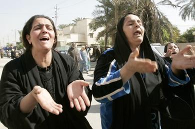 نساء عراقيات يبكين أثناء تشييع جثمان احد اقاربهن أمس