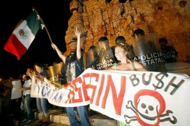 متظاهرون يرددون هتافات معادية للرئيس الامريكي جورج بوش ويطالبوه بالرحيل