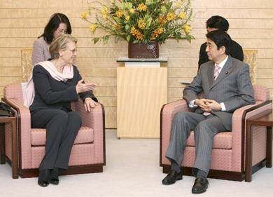 رئيس الوزراء الياباني آبي يستقبل وزيرة الدفاع الفرنسية ميشال اليو ماري