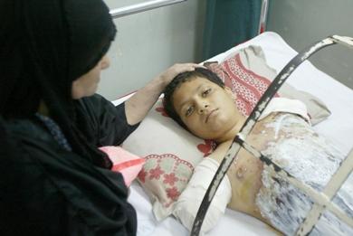 امرأة عراقية تظمئن على صحة ولدها في المستشفى