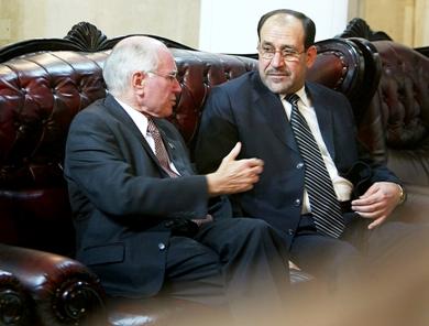 رئيس الوزراء العراقي نوري المالكي يتحدث مع رئيس الوزراء الاسترالي جون هاورد