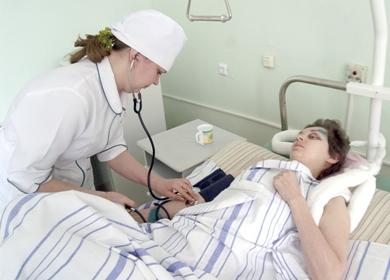 امرأة روسية تتلقى العلاج بعد نجاتها من الحادث