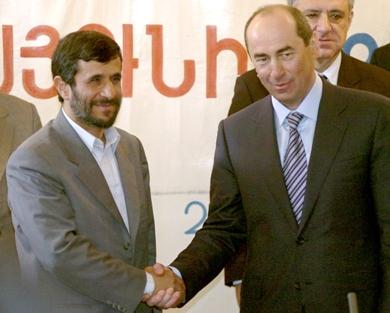 أحمدي نجاد ونظيره الارميني روبرت كوتشاريان