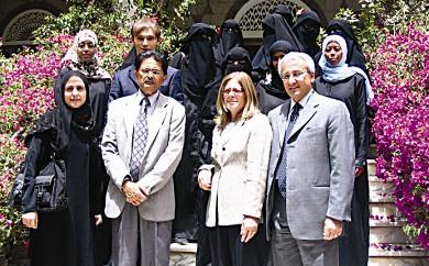 السفير الايطالي ونائب عميد كلية الآداب في صورة جماعية مع الطالبات