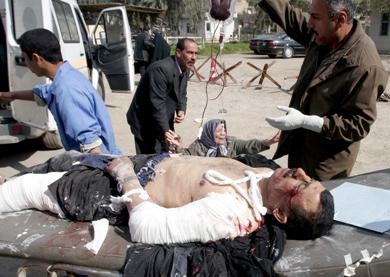 عراقيون ينقلون احد المصابين إلى المستشفى