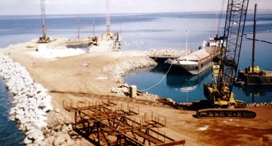 صورة لميناء بلحاف للغاز المسال الذي يجري انشاؤه بمديرية رضوم بشبوة