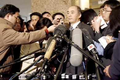 رئيس الوفد الياباني في المحادثات كينيتشيرو ساسي يتحدث إلى الصحفيين