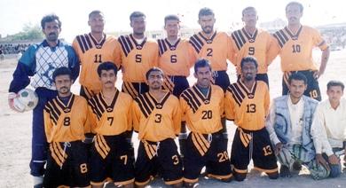 فريق نادي الصمود للكرة الطائرة في تجمع عدن لأبطال المحافظات عام 2004م