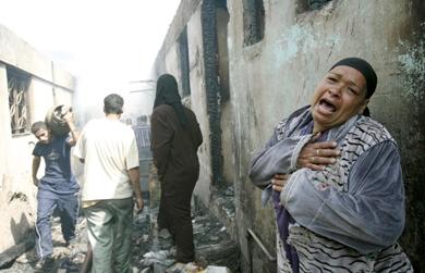 امرأة مصريه تبكي بعد أن التهم الحريق منزلها