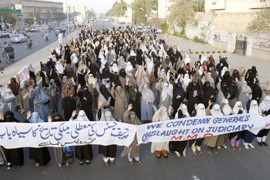 متظاهرون يحتجون على إقالة كبير القضاء في باكستان