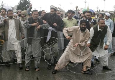 باكستانيون غاضبون يحتجون على وقف كبير القضاة في البلاد