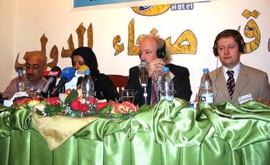 السيد توني مندل يتحدث في أول اجتماع لمنتدى الإعلاميات اليمنيات أمس