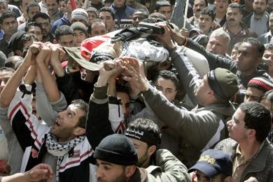 فلسطينيون يشيعون جثمان الشهيد فادي أبو كشك