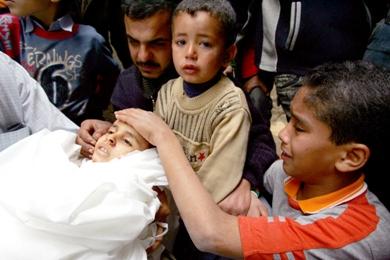 اطفال يبكون امام جثة حسن ابو ندي أمس