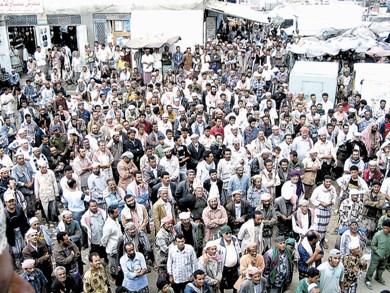 حشد من المواطنين اثناء الاحتجاج في يافع امس الاول