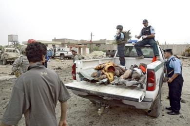 الشرطة العراقية تقوم بنقل جثث القتلى