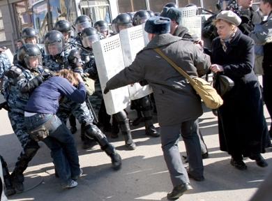 الشرطة تشتبك مع متظاهرين