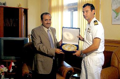 محافظ عدن يهدي قبطان السفينة الإيطالية ترس المحافظة