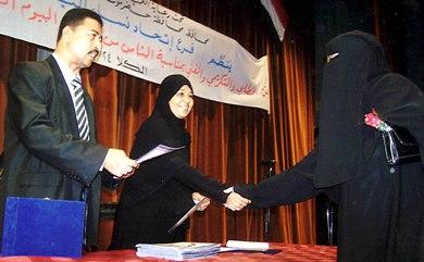 أمين عام محلي حضرموت ورئيسة فرع اتحاد النساء أثناء تكريم إحدى المبرزات