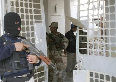 جنود من القوات العراقية يقومون بتفتيش احد المساجد المدمرة