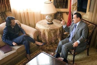 الرئيس المصري حسني مبارك يتحدث مع وزيرة الخارجية الأمريكية كوندوليزا رايس