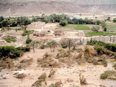قرية متضررة وجرف التربة شرق وادي حضرموت