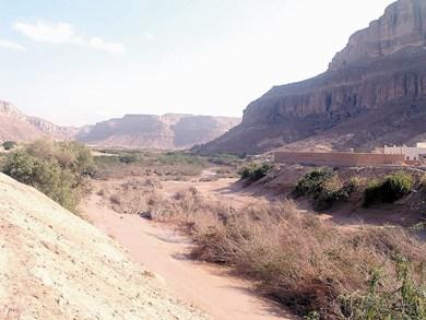 وادي برهوت الذي حاصر الأسر في شعب هود (جفت سيوله ولكن بقي الوحل وعمق الوادي)