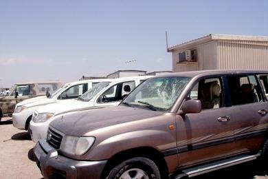 صورة للسيارات التي تعرضت للتدمير في بلحاف نتيجة أعمال الشغب