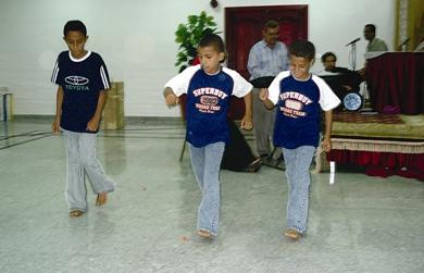 أطفال الجمعية يؤدون رقصة شعبية