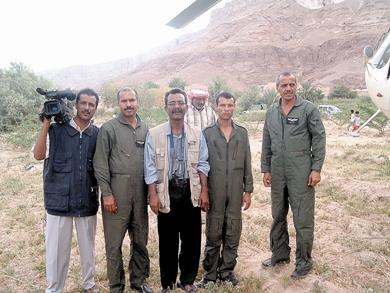 الزميل علوي بن سميط وطاقم المروحية شرق وادي حضرموت أمس