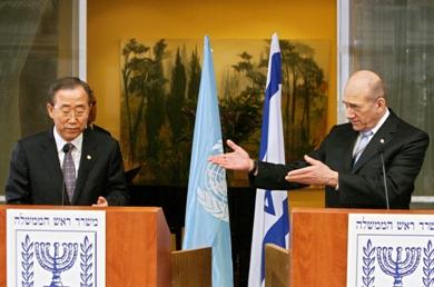 رئيس الوزراء الاسرائيلي ايهود اولمرت مع الأمين العام للأمم المتحدة بان جي مون في مؤتمر صحفي