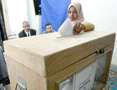 فتاة مصرية تدلي بصوتها في احد المراكز