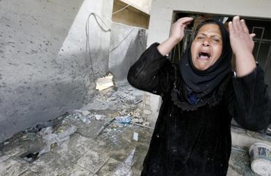 امرأة عراقية تصرخ بعد تدمير منزلها بإحدى القذائف