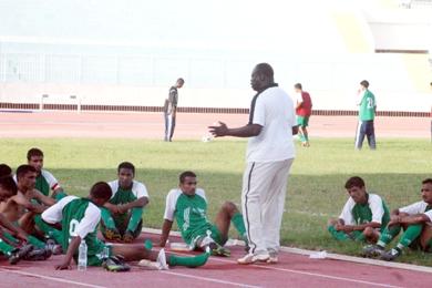 مدرب اليرموك يوجه لاعبيه بين شوطي إحدى المباريات الرسمية