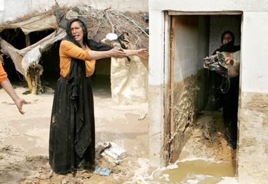 امرأة فلسطينية تصرخ بعد أن دمر الانهيار منزلها