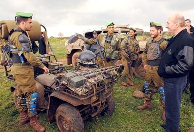رئيس الوزراء الاسرائيلي ايهود اولمرت يتحدث إلى جنود في الجيش