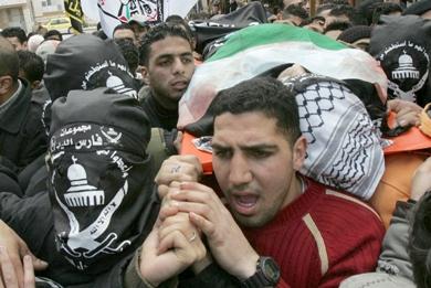 فلسطينيون يشيعون جثامين القتلى أمس