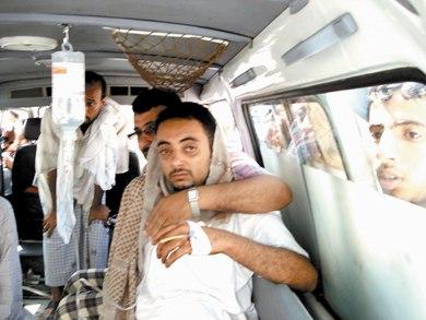 المصاب عبدالله زين شقيق القتيل داخل سيارة الإسعاف