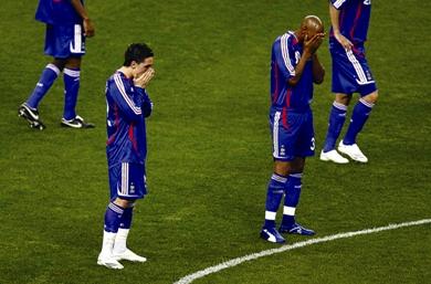 لاعبا المنتخب الفرنسي أنيلكا وسمير نصري يقرآن الفاتحة قبل بدء مباراتهما الودية مع النمسا التي انتهت 0/1