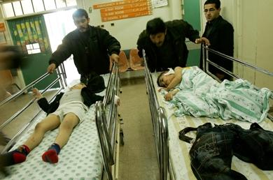 نقل اطفال القيادي إلى احد\ى المستشفيات بعد تعرضهم لاصابات متفرقة