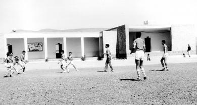 اول مبنى للمدرسة في بداية سنوات السبعينيات وتضم 5 فصول