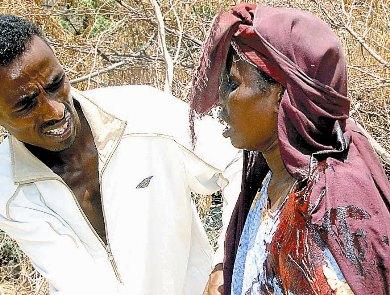 امرأة صومالية والدماء تنزف منها بعد اصابتها أمس بمقديشو في القتال بين القوات الاثيوبية والقوات المناوئة للحكومة الصومالية